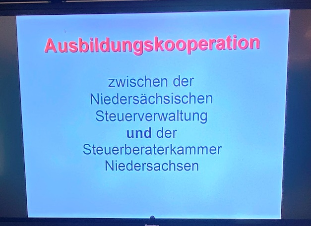 Ein Bild, das Text, Display, Anzeigegerät, Medien enthält.
Automatisch generierte Beschreibung