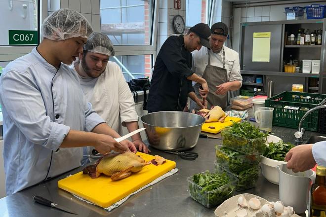 Kochen und Eindecken